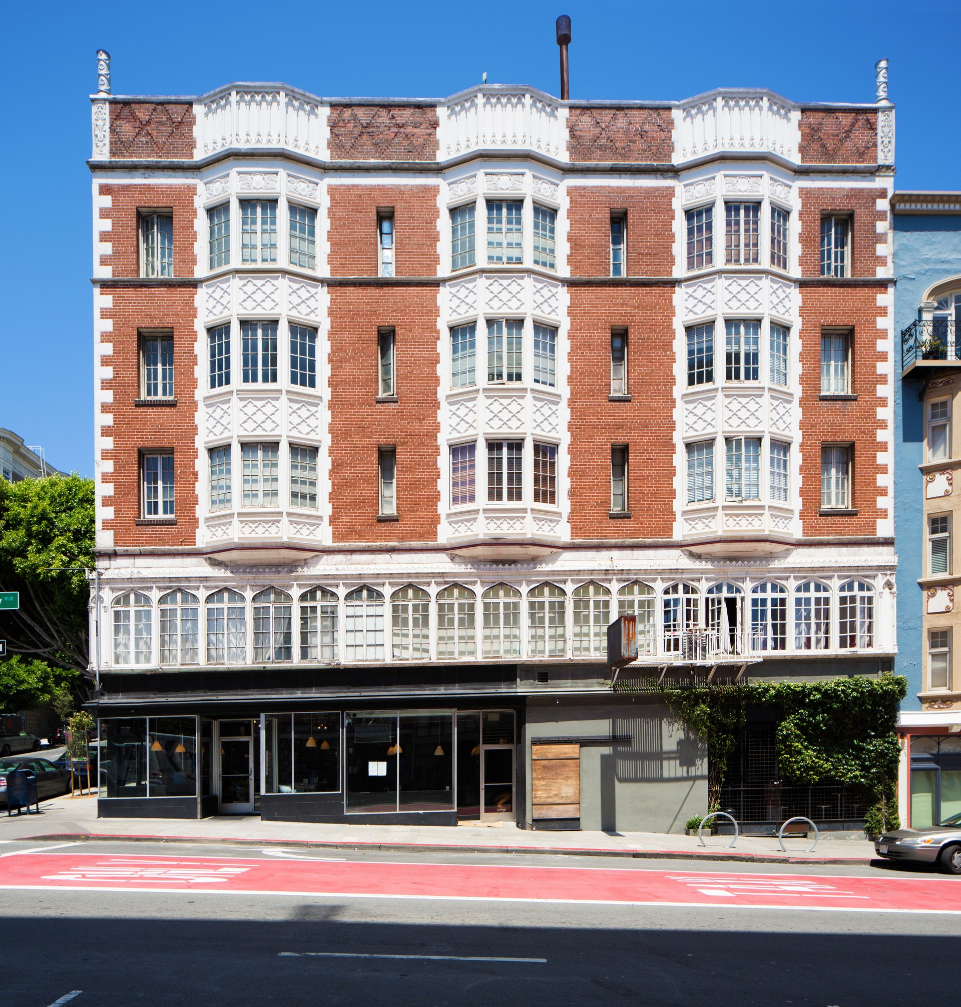 Italianate apartment building facade